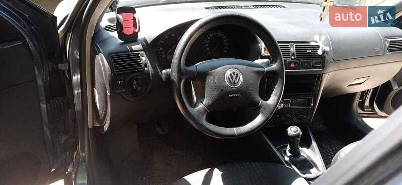 Хетчбек Volkswagen Golf 2001 в Чернівцях