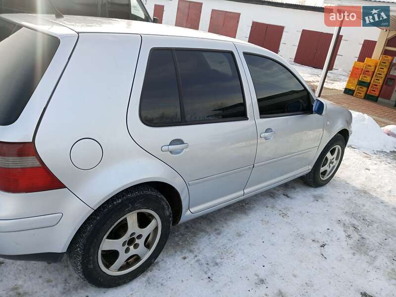 Хетчбек Volkswagen Golf 2003 в Рівному