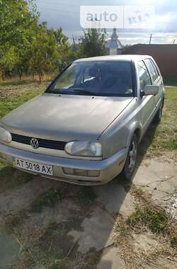 Хетчбек Volkswagen Golf 1996 в Кельменцях