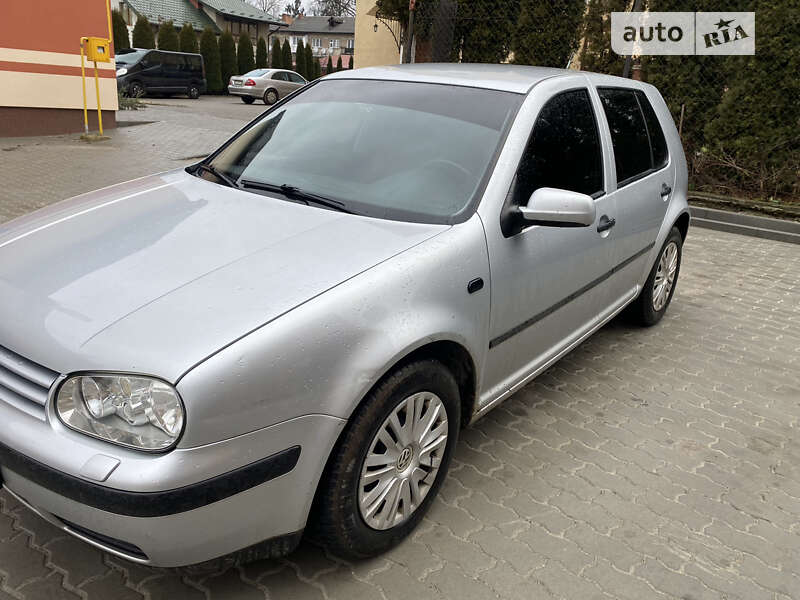 Хэтчбек Volkswagen Golf 2002 в Яворове