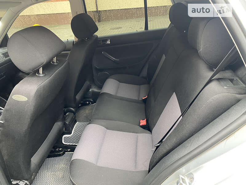 Хэтчбек Volkswagen Golf 2002 в Яворове