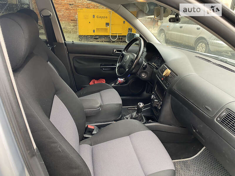 Хэтчбек Volkswagen Golf 2002 в Яворове