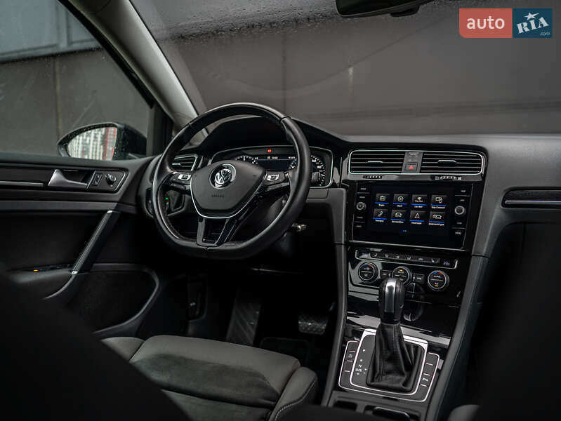Універсал Volkswagen Golf 2020 в Києві