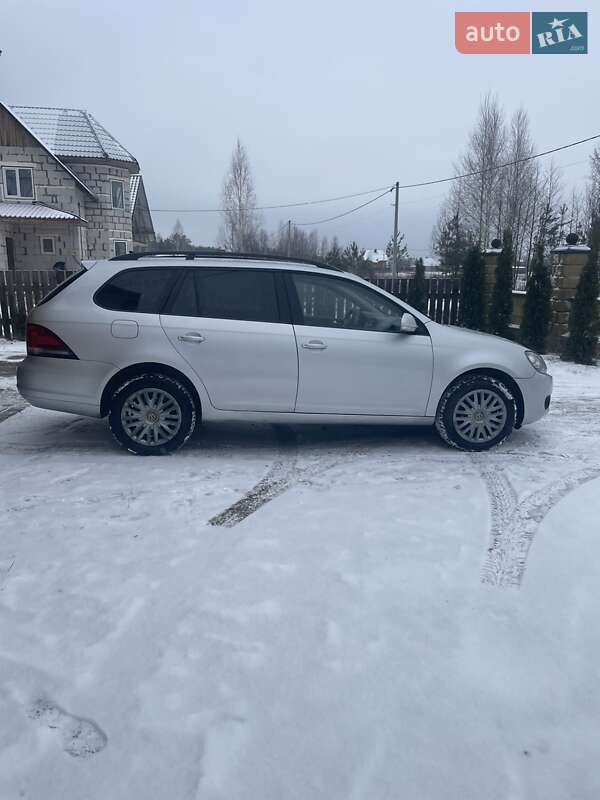 Універсал Volkswagen Golf 2010 в Сарнах