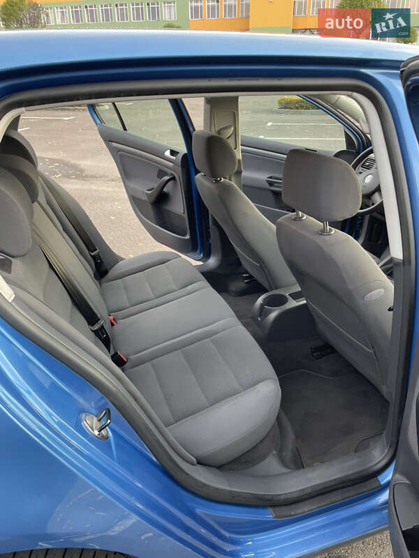 Хетчбек Volkswagen Golf 2003 в Луцьку
