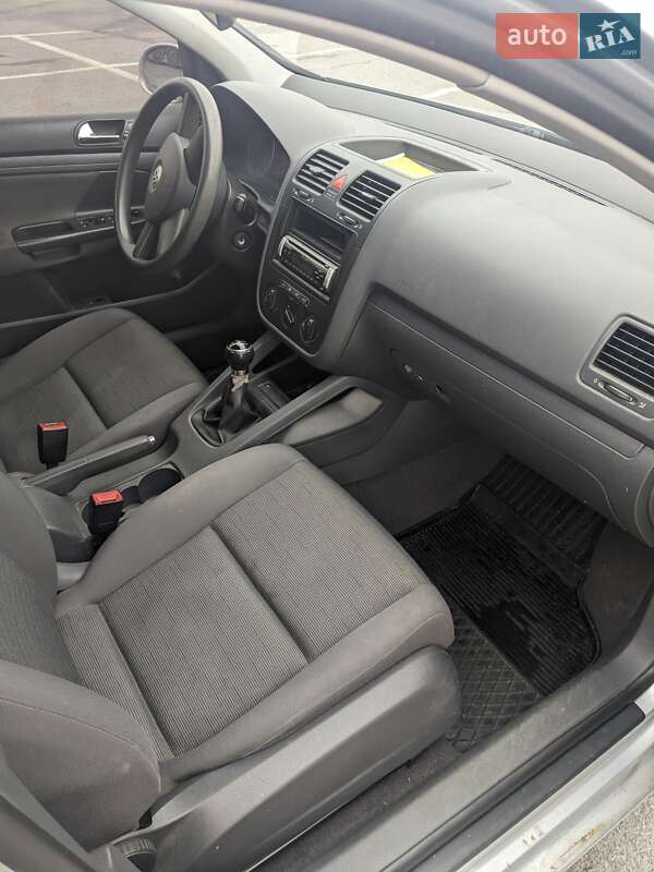 Хетчбек Volkswagen Golf 2004 в Ужгороді