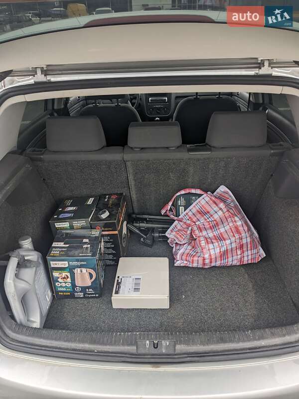 Хетчбек Volkswagen Golf 2004 в Ужгороді