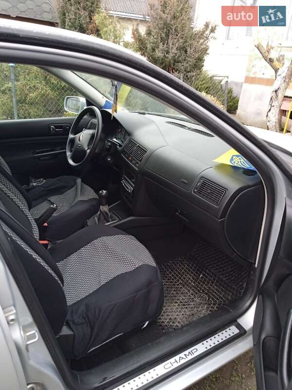Хэтчбек Volkswagen Golf 2002 в Тлумаче
