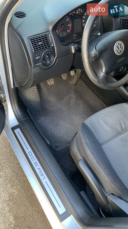 Хетчбек Volkswagen Golf 2003 в Зміїві