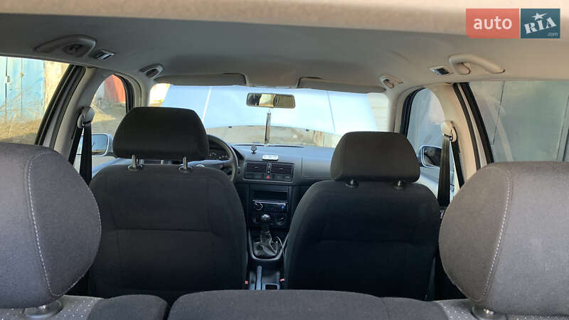 Хетчбек Volkswagen Golf 2003 в Зміїві