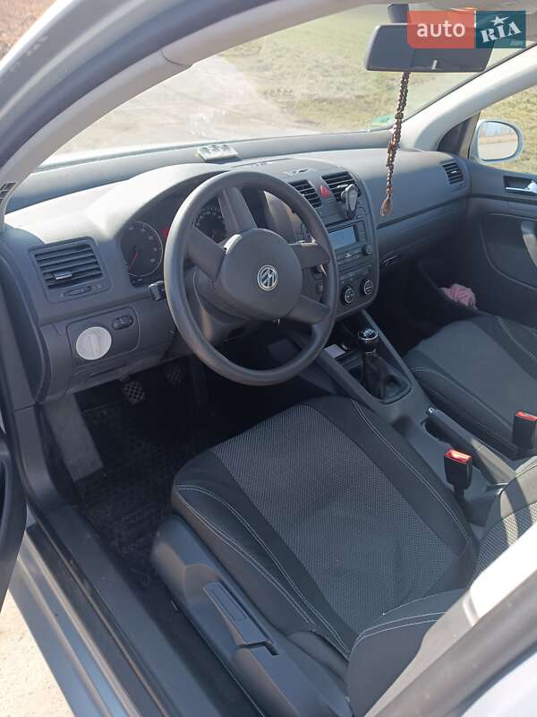 Хетчбек Volkswagen Golf 2005 в Звягелі