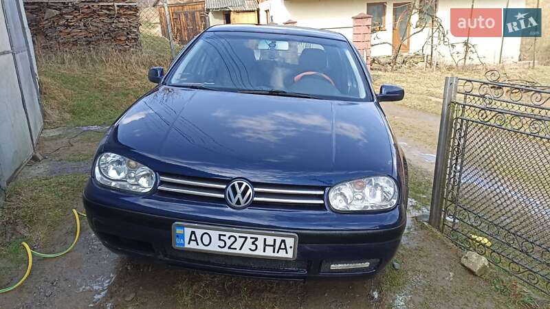 Хэтчбек Volkswagen Golf 2001 в Рахове