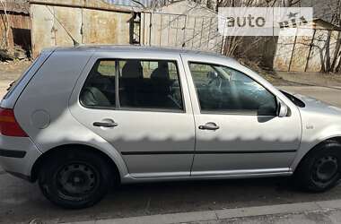 Хетчбек Volkswagen Golf 2002 в Києві