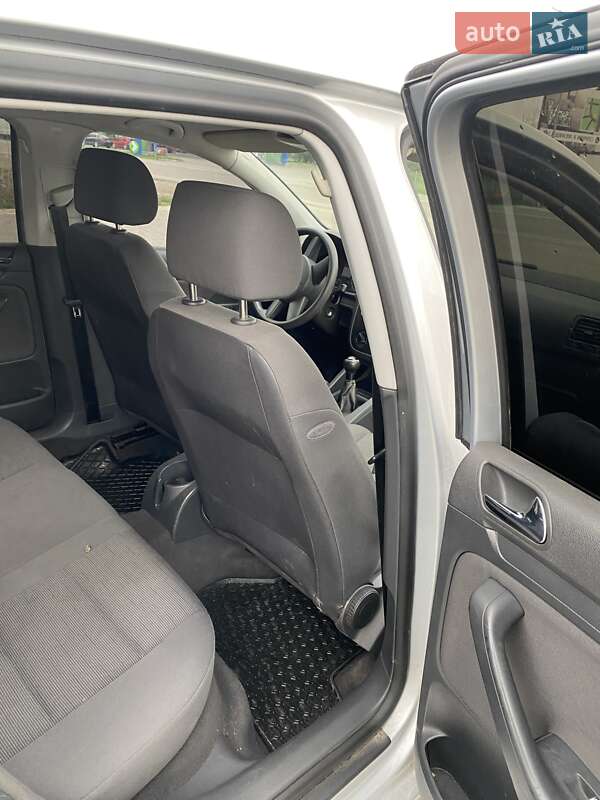 Хэтчбек Volkswagen Golf 2004 в Тячеве