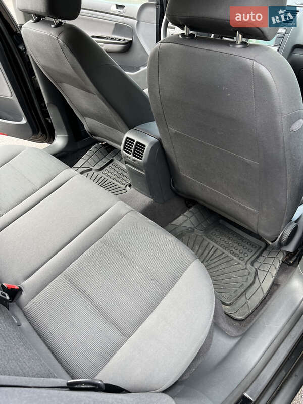Хетчбек Volkswagen Golf 2004 в Хусті