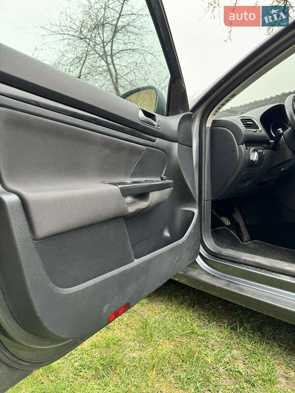 Универсал Volkswagen Golf 2009 в Вараше