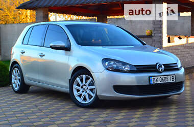 Хэтчбек Volkswagen Golf 2010 в Сарнах