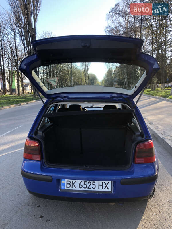 Хэтчбек Volkswagen Golf 2001 в Ровно