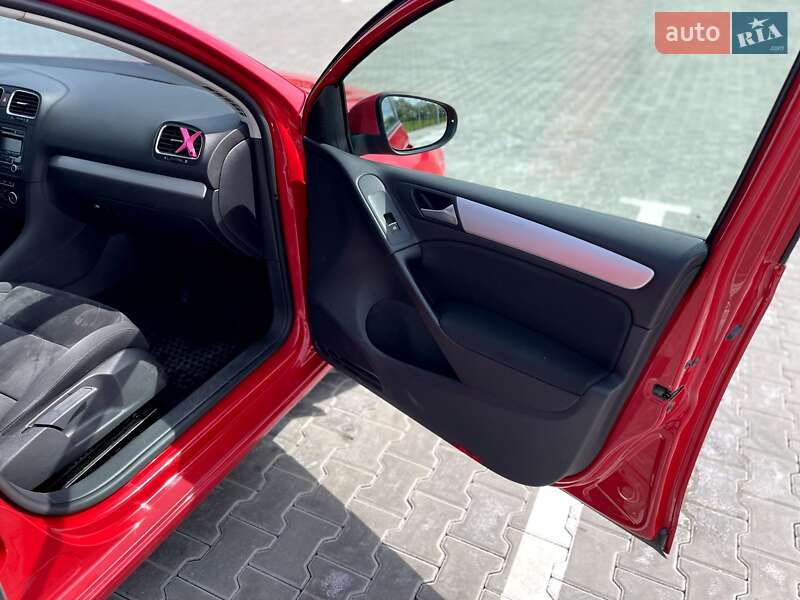 Хэтчбек Volkswagen Golf 2012 в Волочиске