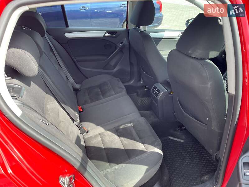 Хэтчбек Volkswagen Golf 2012 в Волочиске