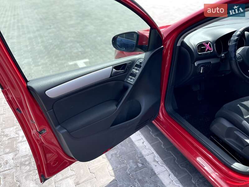 Хэтчбек Volkswagen Golf 2012 в Волочиске