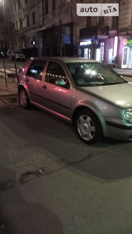 Хэтчбек Volkswagen Golf 2001 в Киеве