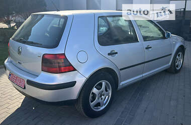 Хэтчбек Volkswagen Golf 2002 в Сарнах