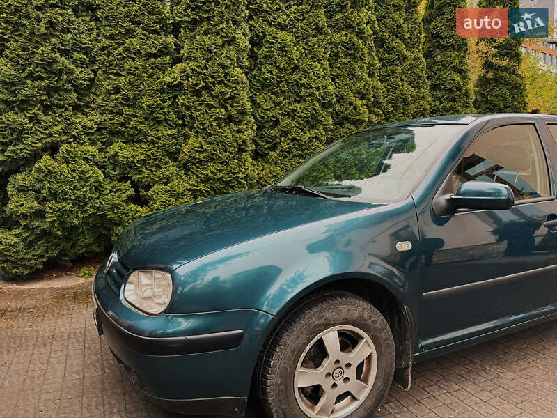 Хэтчбек Volkswagen Golf 2002 в Львове