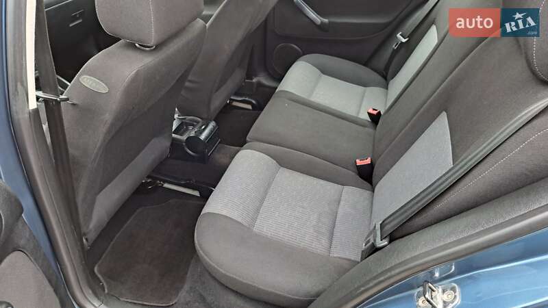 Хэтчбек Volkswagen Golf 2003 в Виноградове