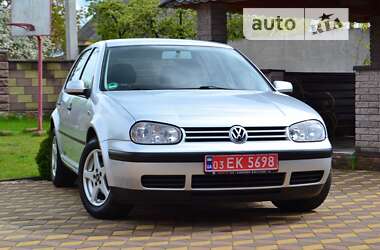 Хэтчбек Volkswagen Golf 2001 в Сарнах