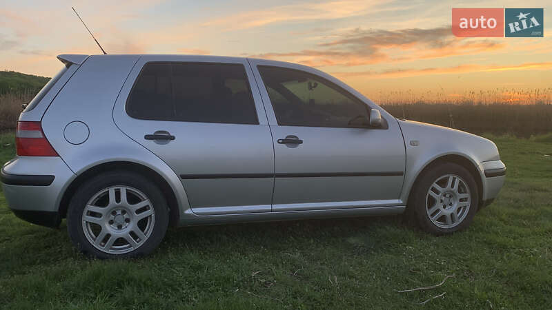 Хетчбек Volkswagen Golf 2003 в Зміїві