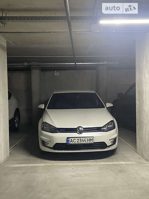 Хэтчбек Volkswagen Golf 2015 в 