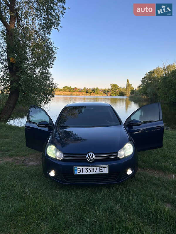 Хэтчбек Volkswagen Golf 2012 в 