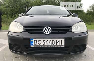 Хэтчбек Volkswagen Golf 2005 в Городке