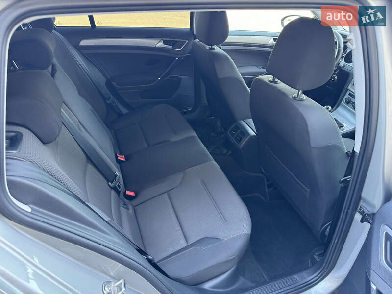 Универсал Volkswagen Golf 2015 в Жовкве