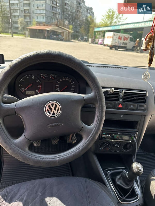 Хэтчбек Volkswagen Golf 2001 в Запорожье