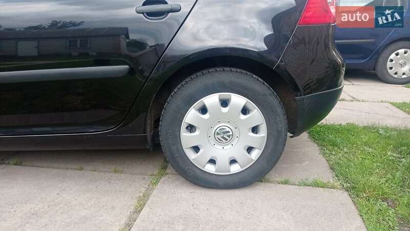 Хэтчбек Volkswagen Golf 2004 в 