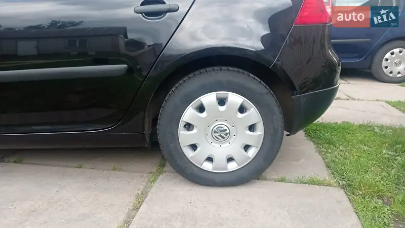 Хэтчбек Volkswagen Golf 2004 в 