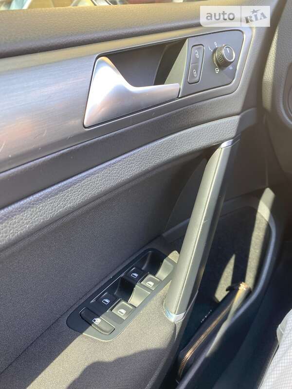 Хэтчбек Volkswagen Golf 2013 в Киеве