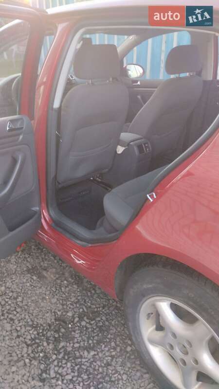 Хэтчбек Volkswagen Golf 2005 в Заречном