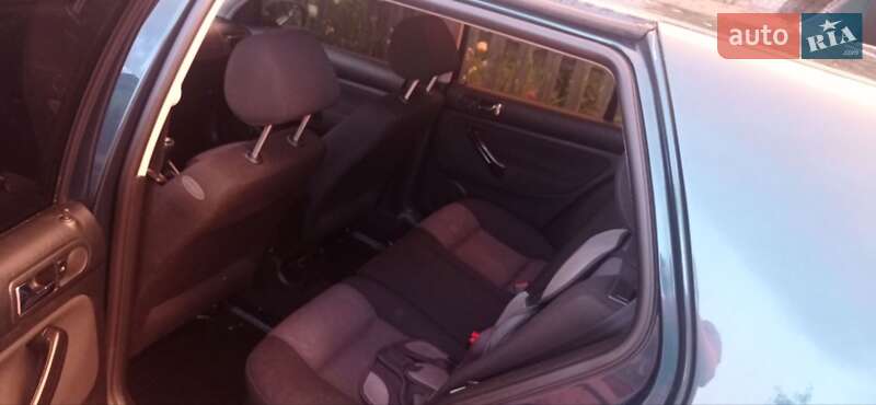 Хэтчбек Volkswagen Golf 2001 в На Новой Боровой