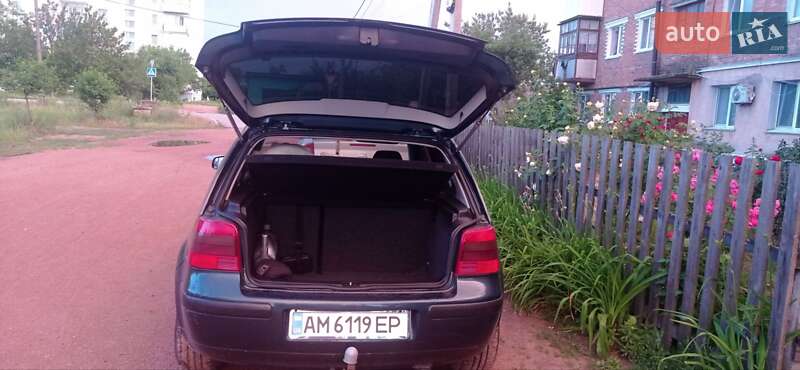 Хэтчбек Volkswagen Golf 2001 в На Новой Боровой