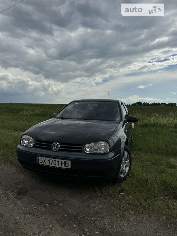 Хэтчбек Volkswagen Golf 2000 в 