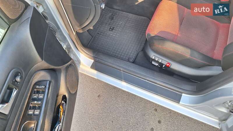 Хетчбек Volkswagen Golf 2002 в Дніпрі