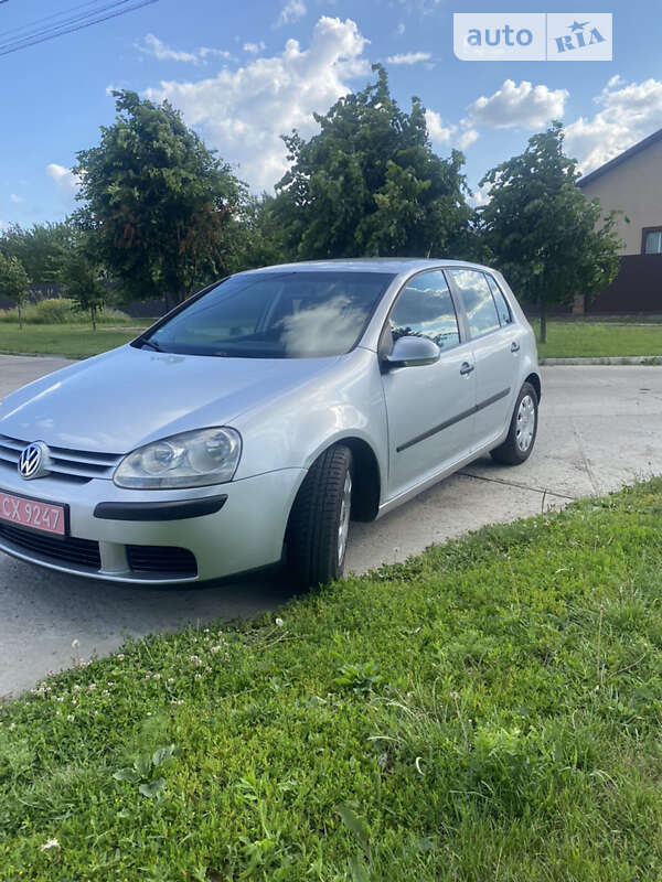 Хетчбек Volkswagen Golf 2005 в Сумах