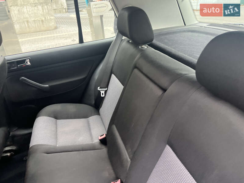 Хетчбек Volkswagen Golf 2001 в Кропивницькому