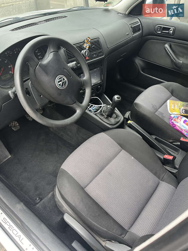 Хетчбек Volkswagen Golf 2001 в Кропивницькому