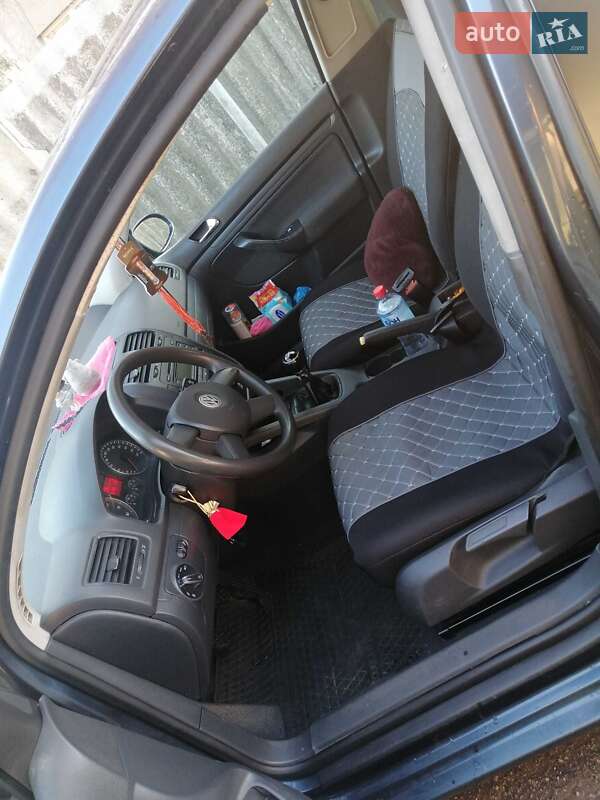 Хэтчбек Volkswagen Golf 2005 в Добровеличковке