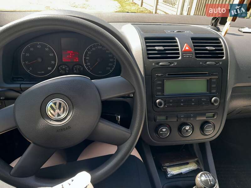 Хэтчбек Volkswagen Golf 2004 в Вижнице