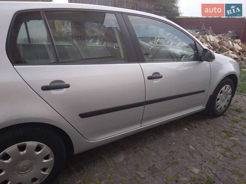 Хэтчбек Volkswagen Golf 2006 в Остроге